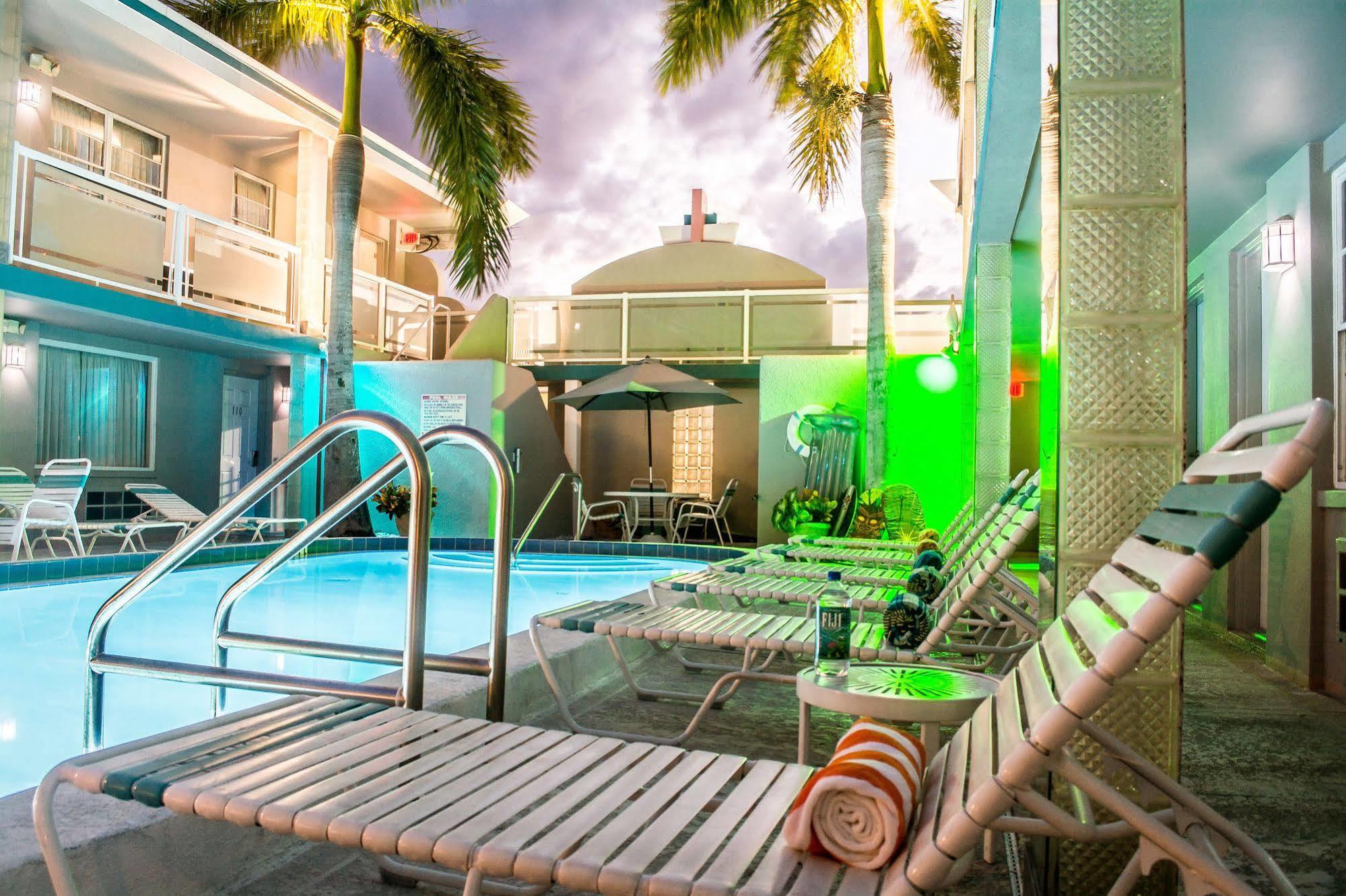 קלירווטר ביץ' Camelot Beach Suites מראה חיצוני תמונה