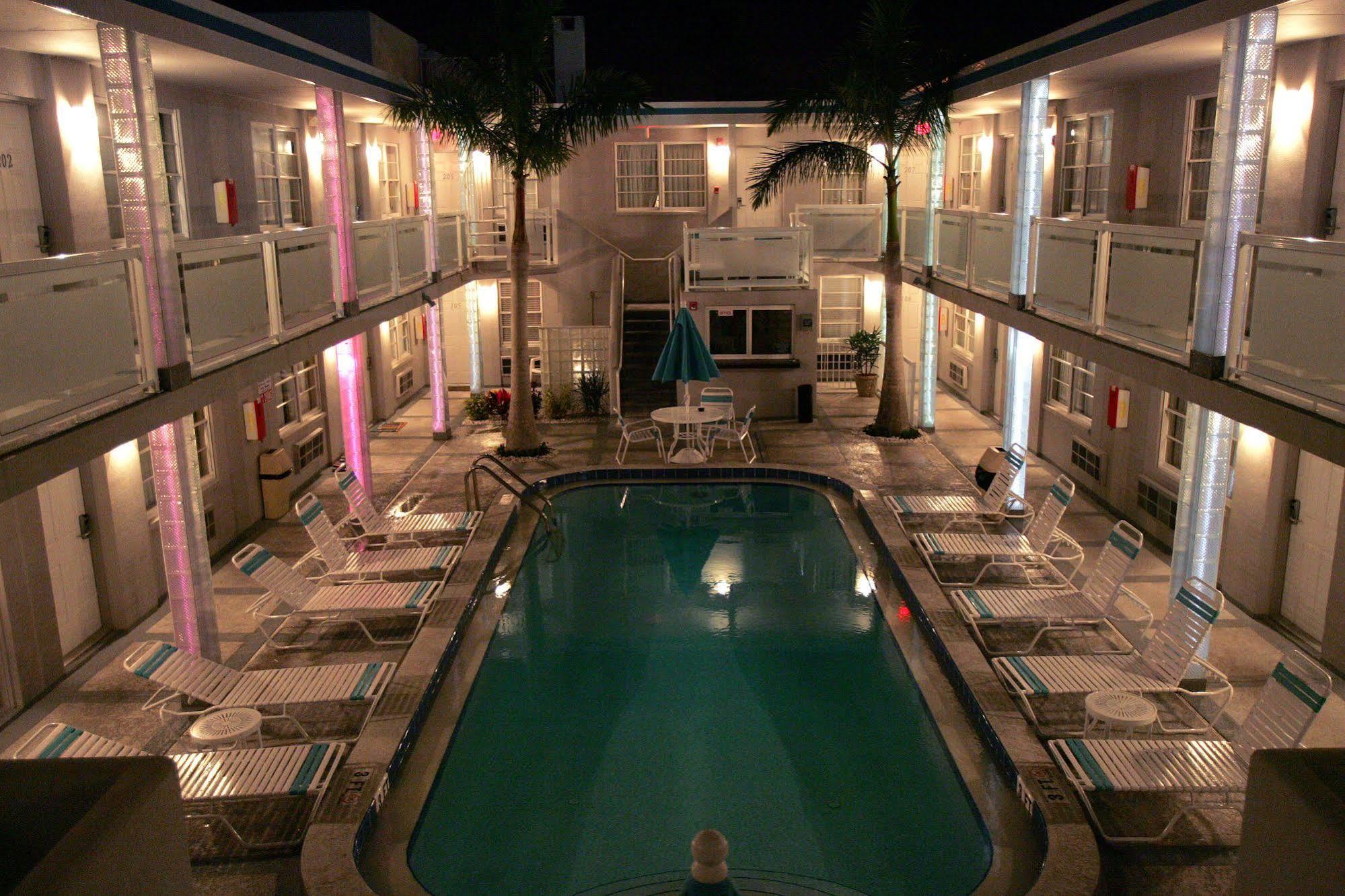 קלירווטר ביץ' Camelot Beach Suites מראה חיצוני תמונה